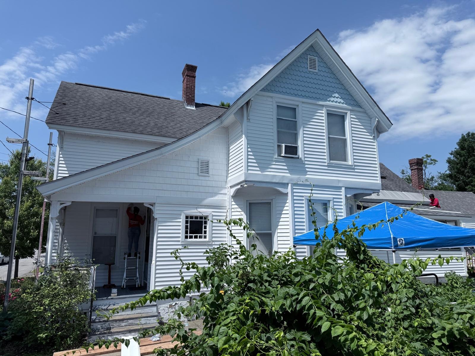 A mismatched repair can create claim disputes, reduce exterior uniformity, and raise questions about whether the home has been restored to a reasonably consistent condition. Frases para aumentar densidade da keyword: Matching undamaged siding and roofing can affect curb appeal, claim documentation, and the final restoration scope. When matching undamaged siding and roofing is not possible because the original material was discontinued, the repair scope may need further review. For homeowners in New Hampshire and Massachusetts, matching undamaged siding and roofing should be discussed before repairs begin, not after the job is complete.